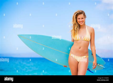 Sch Ne Junge Frau Surfer Girl Im Bikini Mit Surfbrett An Einem Strand