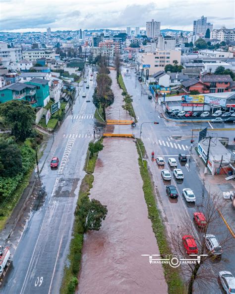 Principal rio de Lages transborda após fortes chuvas veja as imagens