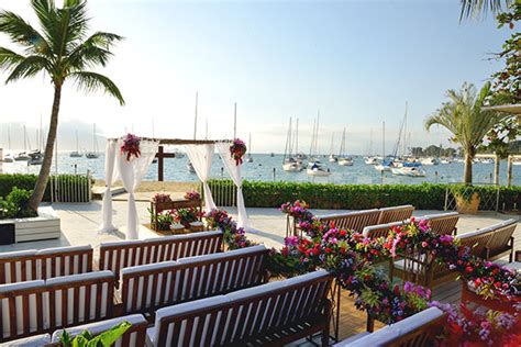 Decoração colorida para casamento na Ilhabela Constance Zahn