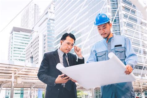 La Reuni N Del Director Empresarial Y Del Ingeniero Proyecta En La