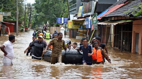 Disease outbreaks feared as thousands trapped by Kerala flood | World ...