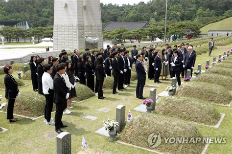 5·18민주묘지 참배하는 동구청 연합뉴스