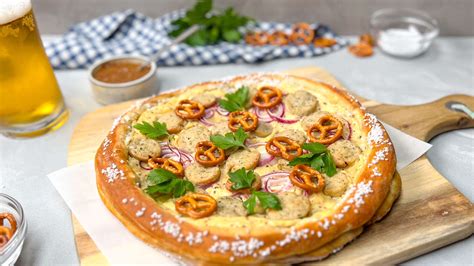 Oktoberfest Rezept Weißwurst Brezel Pizza mit süßem Senf