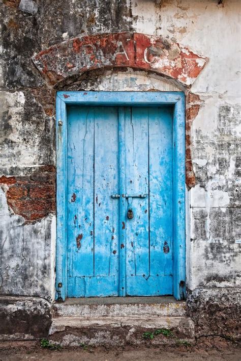 Portas De Madeira R Sticas Velhas Pintadas No Azul Foto De Stock