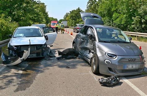 Unfall Mit Drei Beteiligten Fahrzeugen Fordert Mehrere Verletzte