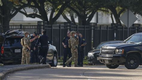 Houston Police Officer Killed In Apartment Complex Shooting Cnn