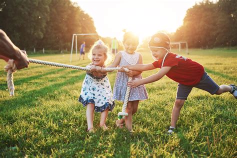 Como As Crianças Brincam Hoje Em Dia - Brincadeira ao ar livre: 7 ideais legais para as crianças