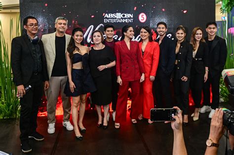 ‘Nag-aapoy na Damdamin’ cast heat up red carpet premiere | ABS-CBN News