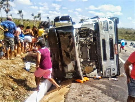 Carreta Carregada De Refrigerantes Tomba Na Br Em Russas Nas Ruas