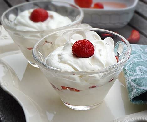 Topfencreme Rezept mit Erdbeeren oder anderen Früchten