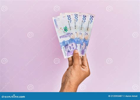 Mano Hispana Sosteniendo Billetes De 50 Pesos Colombianos Sobre Fondo