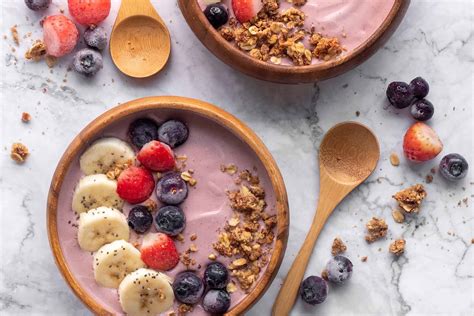 Heerlijke Smoothie Bowl Gevuld Met Bevroren Aardbeien Blauwe Bessen