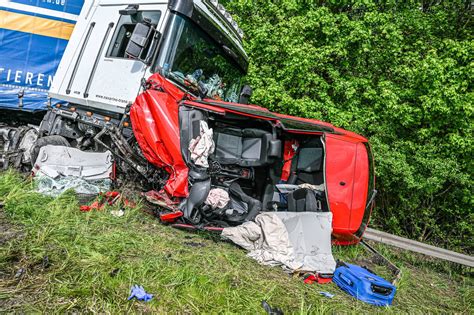 A6 Bei Ansbach Junges Paar Stirbt Bei Schwerem Unfall Lkw Kracht In