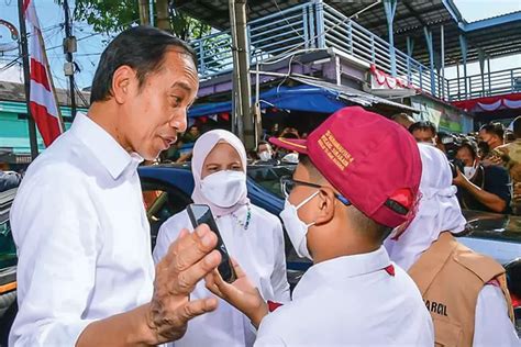 Kunker Ke Jatim Presiden Jokowi Salurkan Bantuan Pkh Dan Modal Kerja