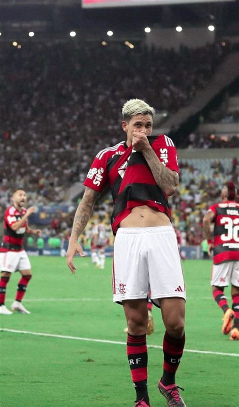 Pin de Cássia Tostes em Pedro Framengo Flamengo jogadores Fotos