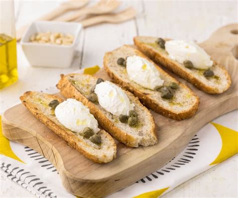 Crostini Di Pane Integrale Con Crema Al Caprino Capperi E Pinoli