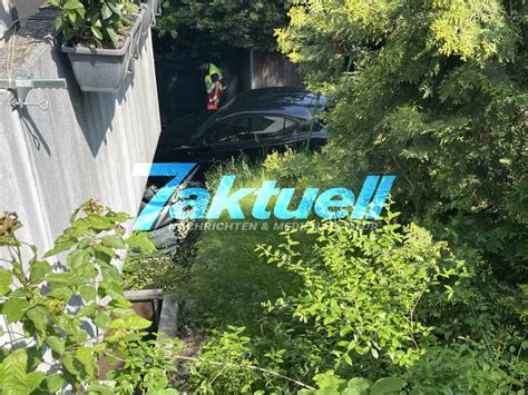 Pkw Durchbricht Hecke St Rzt Hang Hinab Und Landet Auf Terrasse Eines