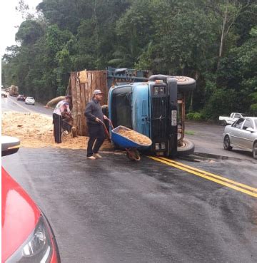 A Gazeta Caminhão tomba em acidente na BR 262 em Marechal Floriano