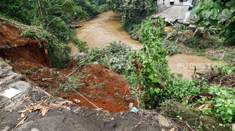 Akibat Hujan Deras Bantaran Kali Ciliwung Di Pancoran Longsor