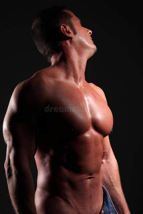 Homem Muscular Do Retrato No Fundo Preto Imagem De Stock Imagem De