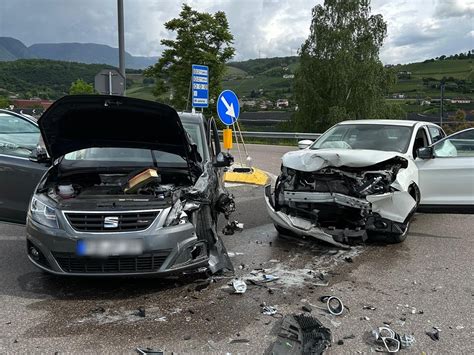 Frangart Crash Zwischen Zwei Pkw Auf Mebo Kreuzung S Dtirol News