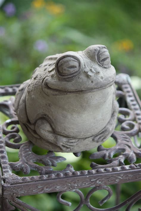 Frog Garden Statue