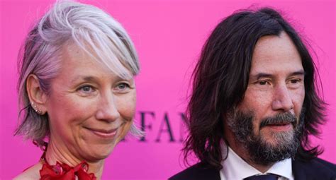 Keanu Reeves y su novia Alexandra Grant comparten romántico beso