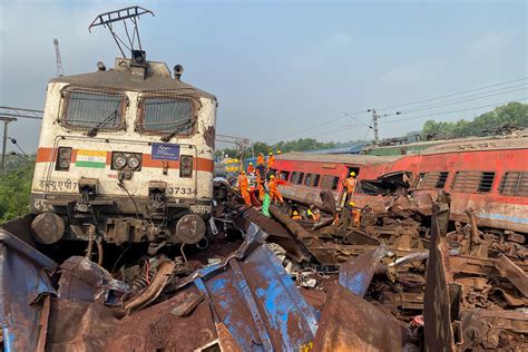 Tragedia En La India Choque Entre Trenes Deja Al Menos Muertos Y