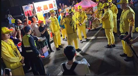 父抱嬰跪地狂拜 白沙屯媽祖疾行突煞車 搖晃3分鐘賜福