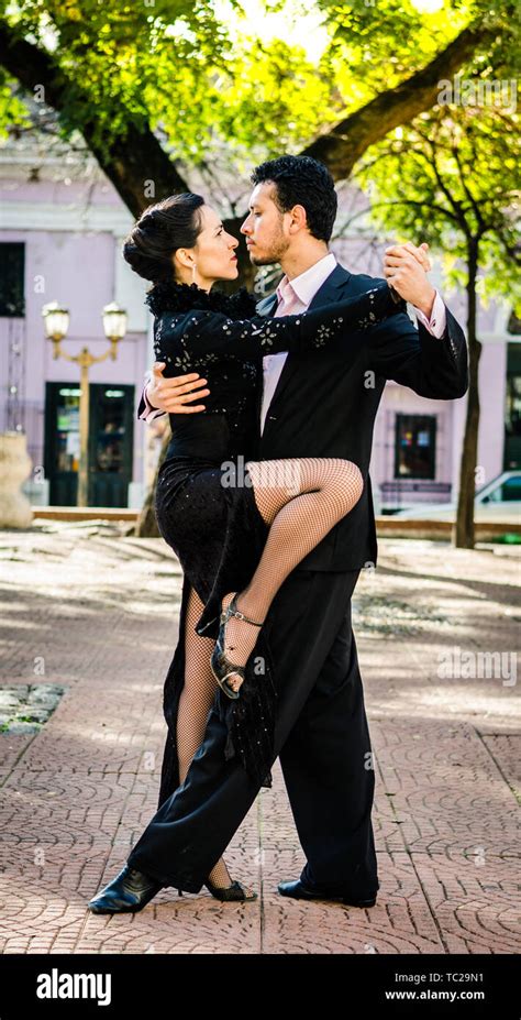 Tango Dancers Performing At Plaza Serrano In San Telmo Stock Photo Alamy