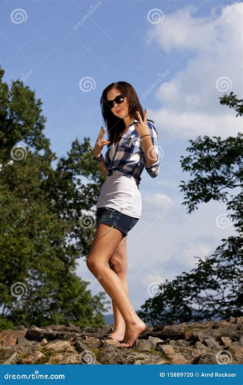 Adolescente De Sourire De Brunette Avec Des Lunettes De Soleil Photo Stock Image Du Joyeux