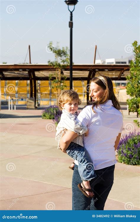 Madre Con El Hijo Foto De Archivo Imagen De Moderno Cuatro 3482492