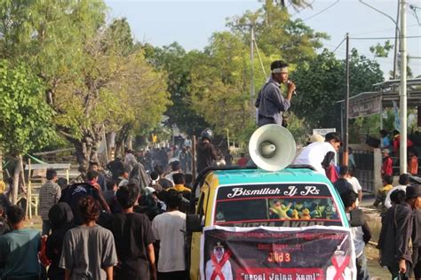 Demo Tuntut Perbaikan Jalan Mahasiswa Bikin Soromandi Lumpuh Total