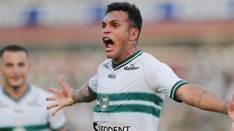 Robson ultrapassa Manga e é artilheiro do Coritiba em 2023