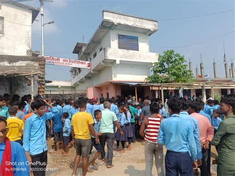 पर्साको विन्दवासिनी गाउँपालिकामा शिक्षक सरुवा विरुद्धमा विद्यार्थी