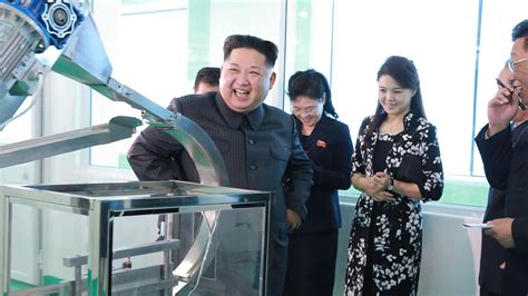 Ri Sol Ju Istri Kim Jong Un Muncul Untuk Pertama Kalinya Setelah