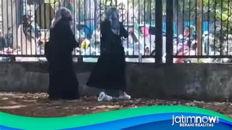 Video Viral 2 Emak Emak Joget Saat Ribuan Warga Berdoa Bela Palestina