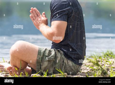 Hombre de rodillas rezando fotografías e imágenes de alta resolución