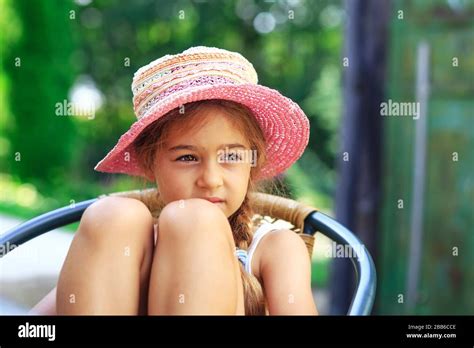 Portrait De La Petite Fille Triste Mignonne à Grand Chapeau Regardant