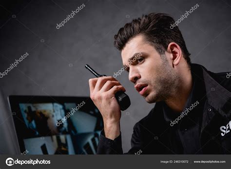 Guardia Uniforme Hablando Walkie Talkie Lugar Trabajo Foto De Stock