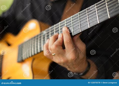 Detalle Del Guitarrista Que Toca La Guitarra De Siete Secuencias Foto