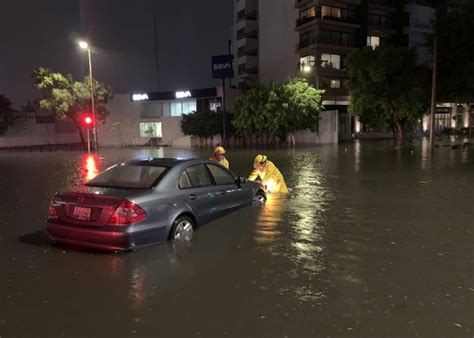 Hasta El Cuello De Agua Fuertes Lluvias Causan Estragos En México