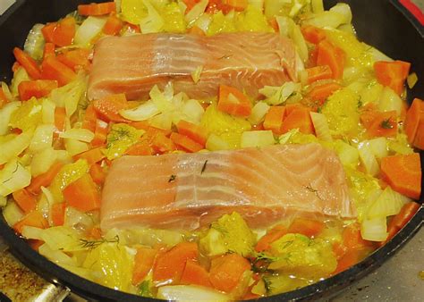 Sanft gegarter Lachs auf Möhren Orangen Fenchel Gemüse von