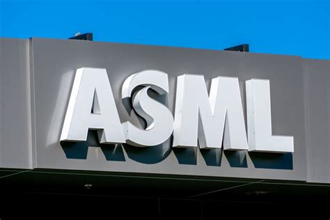 ASML stock forecast: Should investors buy the dip?