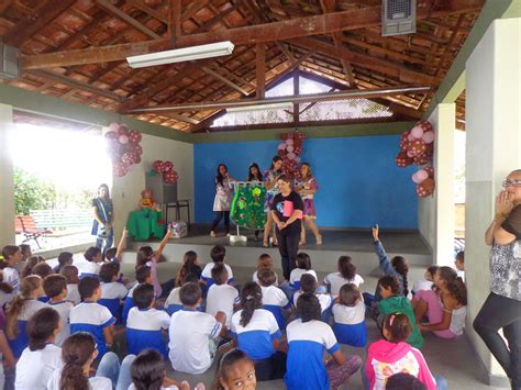 E M Angelita Gomes Pereira Apresentação teatral leva alegria aos