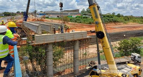 Vigas De Concreto São Içadas Para Viaduto Paulo Natal Em Limeira