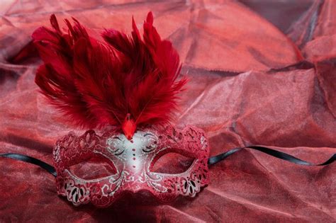 M Scara Roja Veneciana De Carnaval Con Plumas Sobre Fondo De Tela De