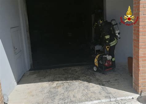 Incendio In Un Garage Paura Ma Nessun Danno