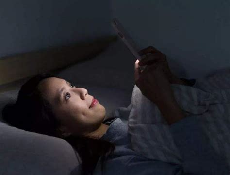 抬頭看電腦，低頭看手機！使得這三類人群容易患眼疾 每日頭條