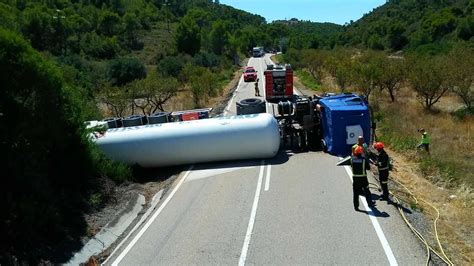 El vuelco de un camión obliga a cortar la N 211 cerca de Mequinenza